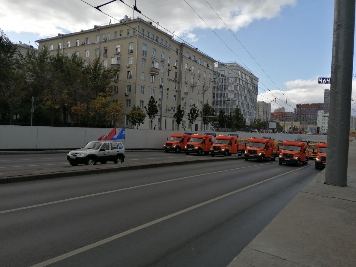 Парад мусоровозов в центре Москвы. Русские идут?