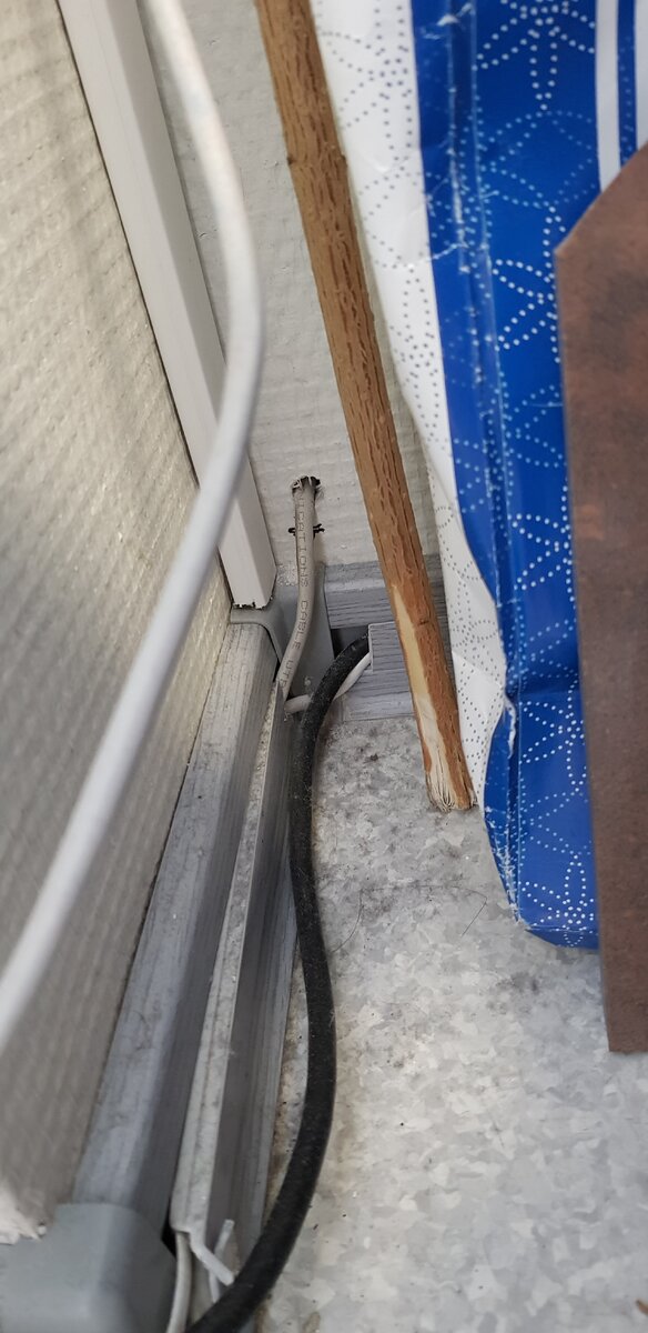 Вот несколько фотографий моей беды... И подобная ситуация везде :(