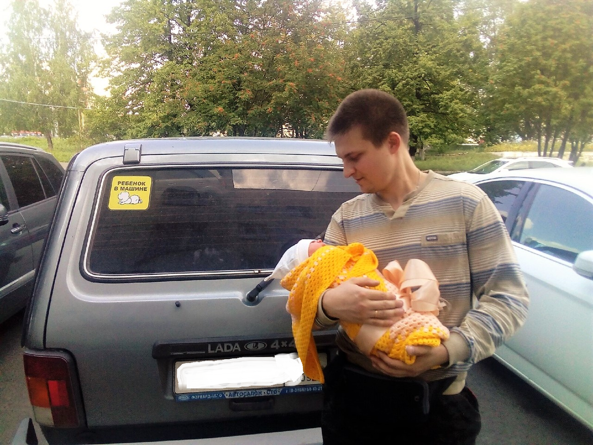 Папа с доченькой на фоне своего вездехода