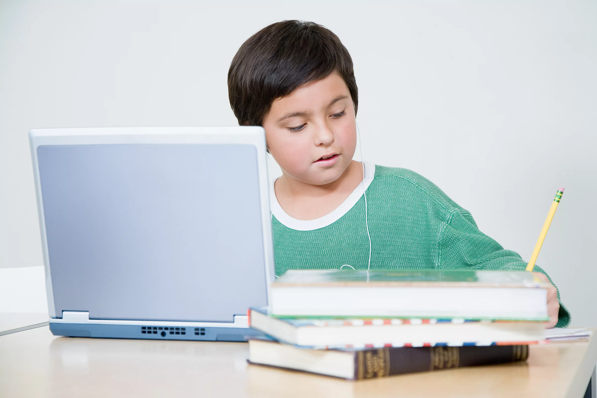 Компьютер для школьника. Ребенок за компьютером. Мальчик с компьютером. Школьник с ноутбуком. Дома спишемся