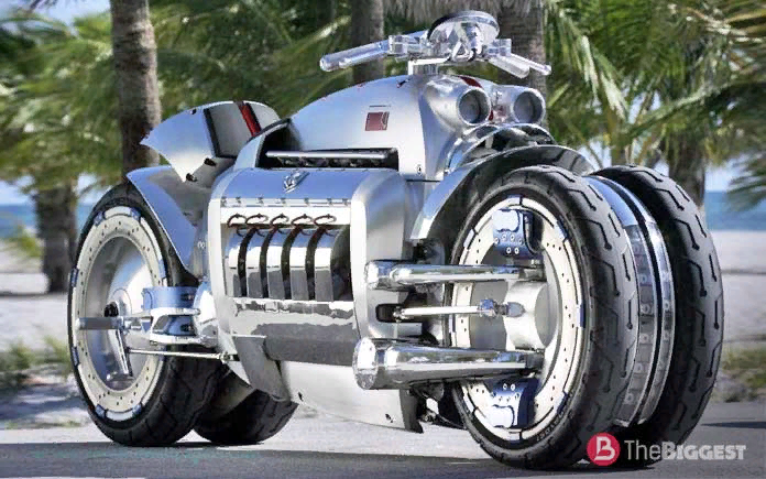 2  Dodge Tomahawk  Нестандартная конструкция отличает Томагавк от своих собратьев. Десятицилиндровый двигатель в 500 лошадиных сил приводит в движение сдвоенные колёса. Если бы не воздействие физических факторов, бак разогнался бы до 676 км в час, а в реальности удалось разогнать его до 500 км в час.