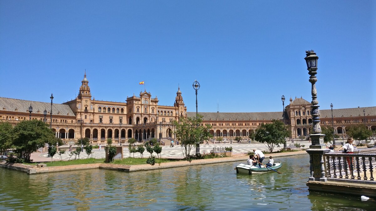 Испания. Севилья. Канал на площади