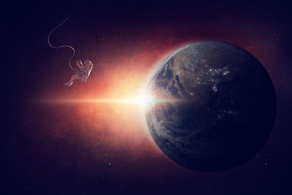Источник: https://pixabay.com/illustrations/astronaut-weightless-space-universe-1784245/