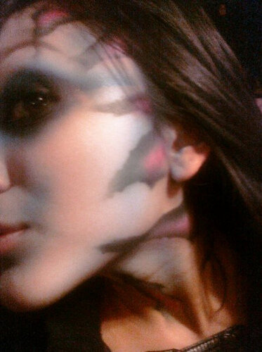 Тонны косметики должны оставаться для вас табу. Вы увидите, что с помощью простых трюков и советов вы достигнете лучших результатов, чем если бы вы выглядели как книжка-раскраска. Иногда меньше значит больше, а в практической жизни женщины много значат одновременно!