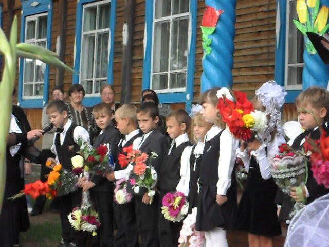 Детвора в радости и беззаботном веселье,им и невдомёк ,что происходит на душе родителей,которым даже страшно подумать - через несколько лет их дети столкнутся с тем беспределом,которое окружает плотным кольцом нас всех живущих и не имеющих голоса и прав воспротивиться этому безумству.Образование опустили ниже плинтуса,за детьми надзор,как на зоне.Болеть нельзя,так как врачей нет,а те что есть исполняют свои обязанности ,,на отвали,,.Пожилая знакомая пришла после инсульта прокапаться,так ей вливали то,что дают в психиатрических клиниках для особо буйных для расслабления мышц.Человек  соображает,а сделать ничего не может,с начала ходить,потом сидеть,а потом не замечает ,как начинает  мокреть ничего не чувствуя.Ладно не постеснялась сказать мужу вовремя о  появившихся проблемах  и он кинулся искать источник этого нововведения.Выпросив список нужных лекарств кинулся с ним к  городскому врачу,вот она и сказала,чтоб быстро забирал домой,а то  последствия будут необратимы.Как и с каким настроем идти на приём,когда нет веры,что  пропишут то,что надо?Хорошие врачи есть,но их не любят сами коллеги и поэтому увольняются,уезжают самые лучшие.Прочитала,что будут свободные рабочие места медиков занимать мигранты ,вот им и флаг в руки.Гражданство-без проблем,достойную зарплату тоже,не дадут же они,какому-нибудь турку зарплату в 14 000рубликов.Так его же ещё и жильём надо спонсировать и не абы-каким ,а хорошим.Дорогие мои,у нас врачей нет?Они от безысходности уходят с работы и устраиваются туда ,где платят -пусть это будет хоть артель или такси. Страна в огне и полыхает давно,но нет делов на самом верху до простых смертных,мы как крепостные,что барин сверху скажет,у кого-то он умный,у кого-дурак,а есть и самодуры,которые только смотрят в свой карман,который не могут наполнить до краёв.