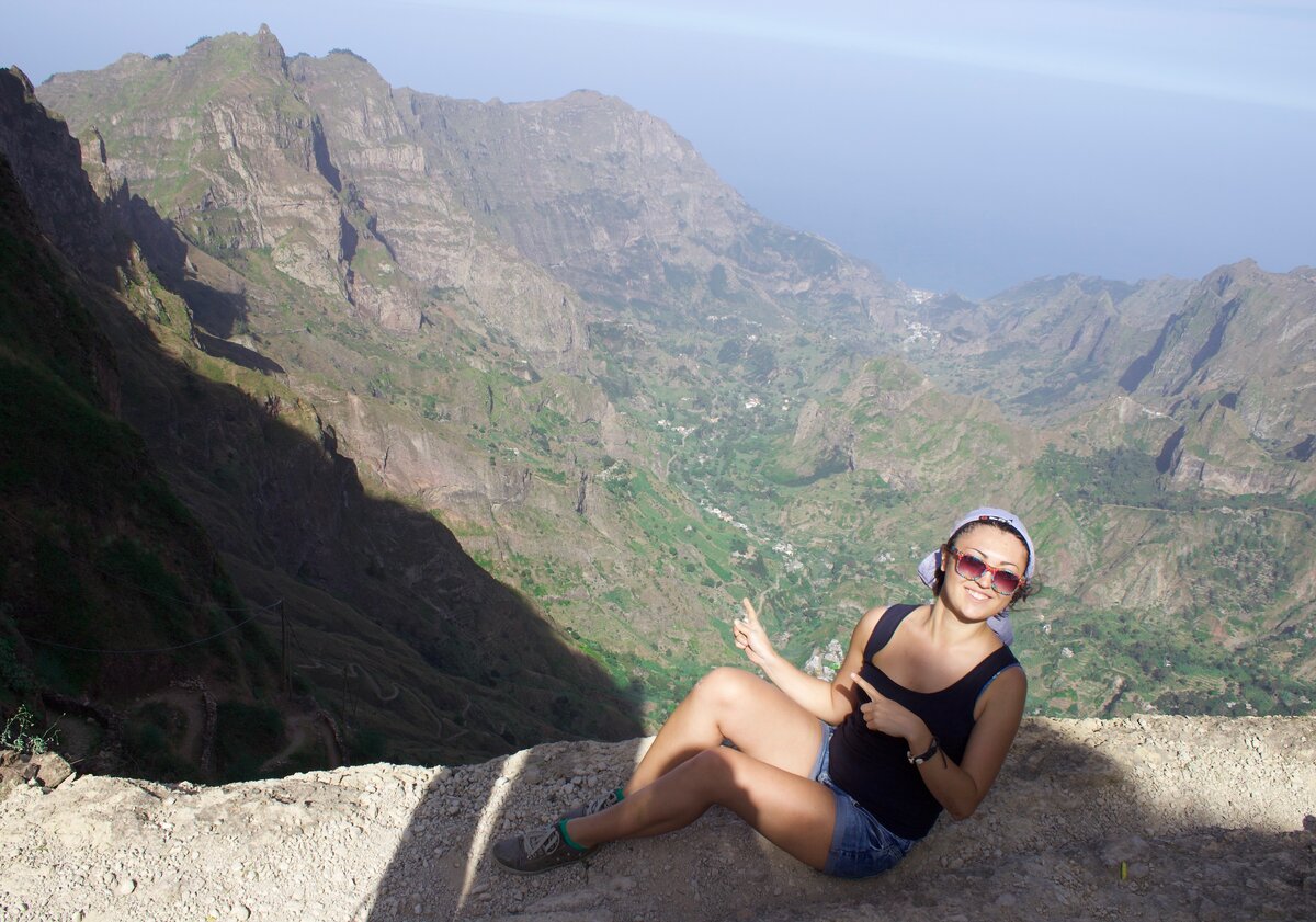 Такой вид открывается с другой стороны кратера. Я заранее не подумала о головном уборе, так что меня спасла от солнечного удара запасная футболка. 