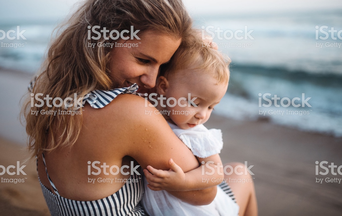 https://www.istockphoto.com/ru/%D1%84%D0%BE%D1%82%D0%BE/close-up-of-young-mother-with-a-toddler-girl-on-beach-on-summer-holiday-gm1147131311-309331635