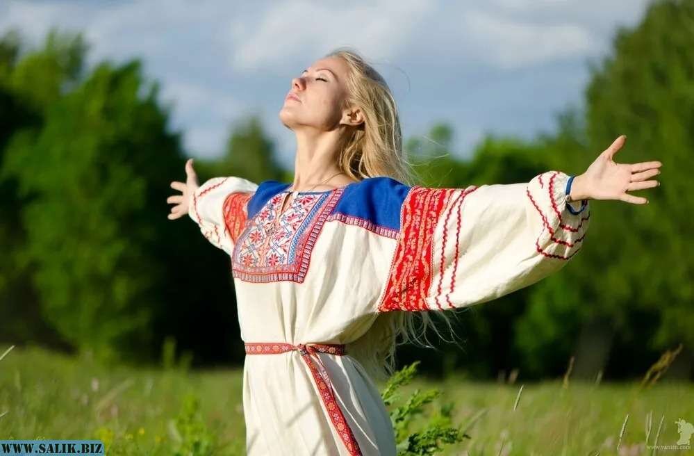 В древнее времена на Руси, девушка, которая выходила замуж, жила в доме своего мужа и служила ему и его матери. Так случилось, что одна девушка, после свадьбы была не в состоянии выносить постоянные упреки своей свекрови. Она решила избавиться от нее.