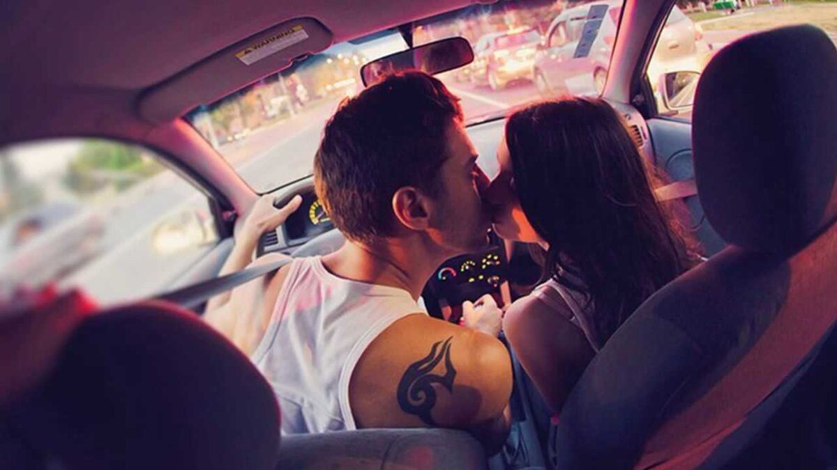 Мжм в авто. Пара в машине. Поцелуй в машине. Влюбленные в машине. Объятия в машине.
