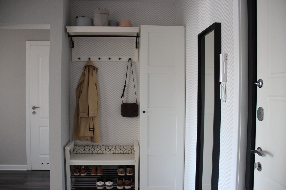 Вот он, наш красавец! В прихожей притаился.