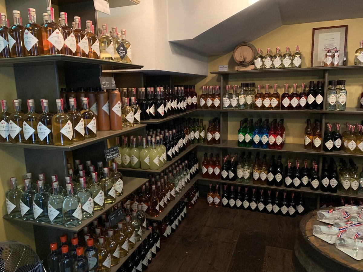 Wynand Fockink производит более 50 видов женевера, ликеров, травяных настоек и бренди.