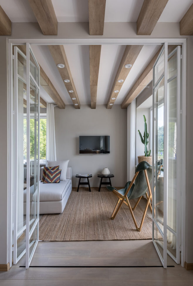 Зона гостиной. Кушетка, Asnaghi Salotti; кожаное кресло, Selva; табуреты-столики, BoConcept; пестрые подушки, Jim Thompson.