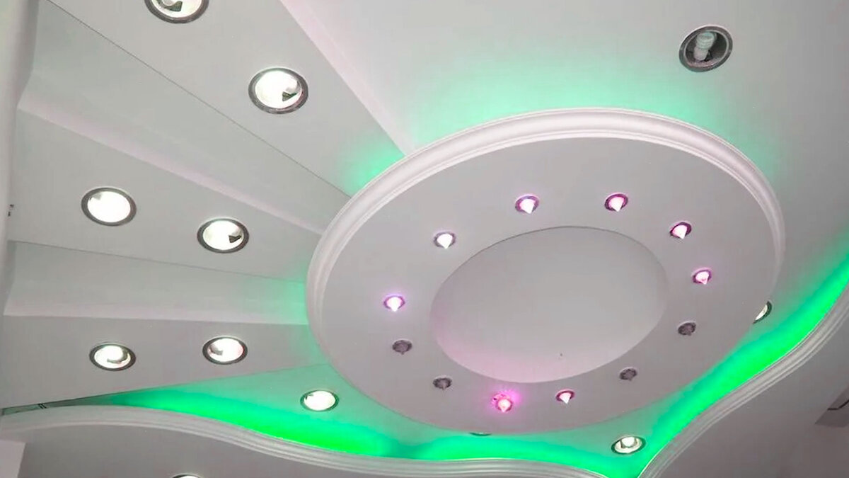 Многоуровневый потолок с нишами под подсветку.