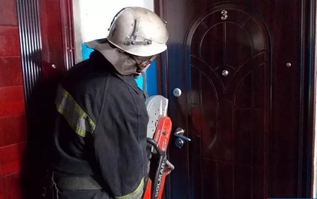        В пятницу 25 октября в 10:00 через службу «112» на пульт диспетчера ЦППС ПЧ-58 поступило сообщение от встревоженной женщины. Она рассказала, что является сиделкой у пожилой женщины живущей по адресу: г.о. Домодедово, микрорайон Авиационный, на проспекте Академика Туполева д.12 кв.64, которая долго не отвечает на звонки и не открывает дверь.         На место вызова оперативно прибыл дежурный расчет 213 пожарной части Ленинского территориального управления в количестве четырех человек, под руководством начальника караула Андрея Киселева. Огнеборцы, в присутствии полицейских и обеспокоенных родственников, используя гидравлический инструмент, за одну минуту вскрыли дверь. Оказалось, что пенсионерке стало плохо после перенесенного ранее инсульта, в результате чего она не смогла открыть дверь. К счастью, экстренная медицинская помощь пожилой женщине не понадобилась, за исключением психологической, которую оказали ей огнеборцы 213 пожарной части. В настоящее время ее жизнь вне опасности.
       Благодаря быстрым и грамотным действиям пожарных 213 пожарной части  85 летней пенсионерке помощь была оказана вовремя.
      «Пожарный - это не только борец с огнем, а ещё в зависимости от обстановки - спасатель. Он там, где обнаружена опасность, где нужно спасать людей из огня, что в свою очередь является   главнейшей и первоочередной задачей на пожаре. Это моя профессия, в этой работе вся моя жизнь»,- сказал начальник караула 213 пожарной части Андрей Киселев. 
Василий Филипенко, 
старший эксперт по ВР и работе со СМИ Ленинского ТУ
