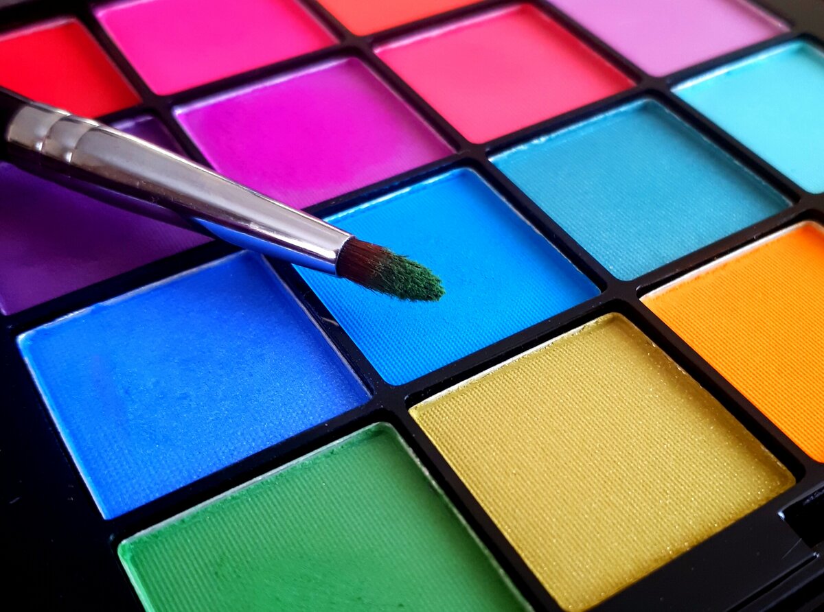 Высокопигментированные тени и тонкая кисть.