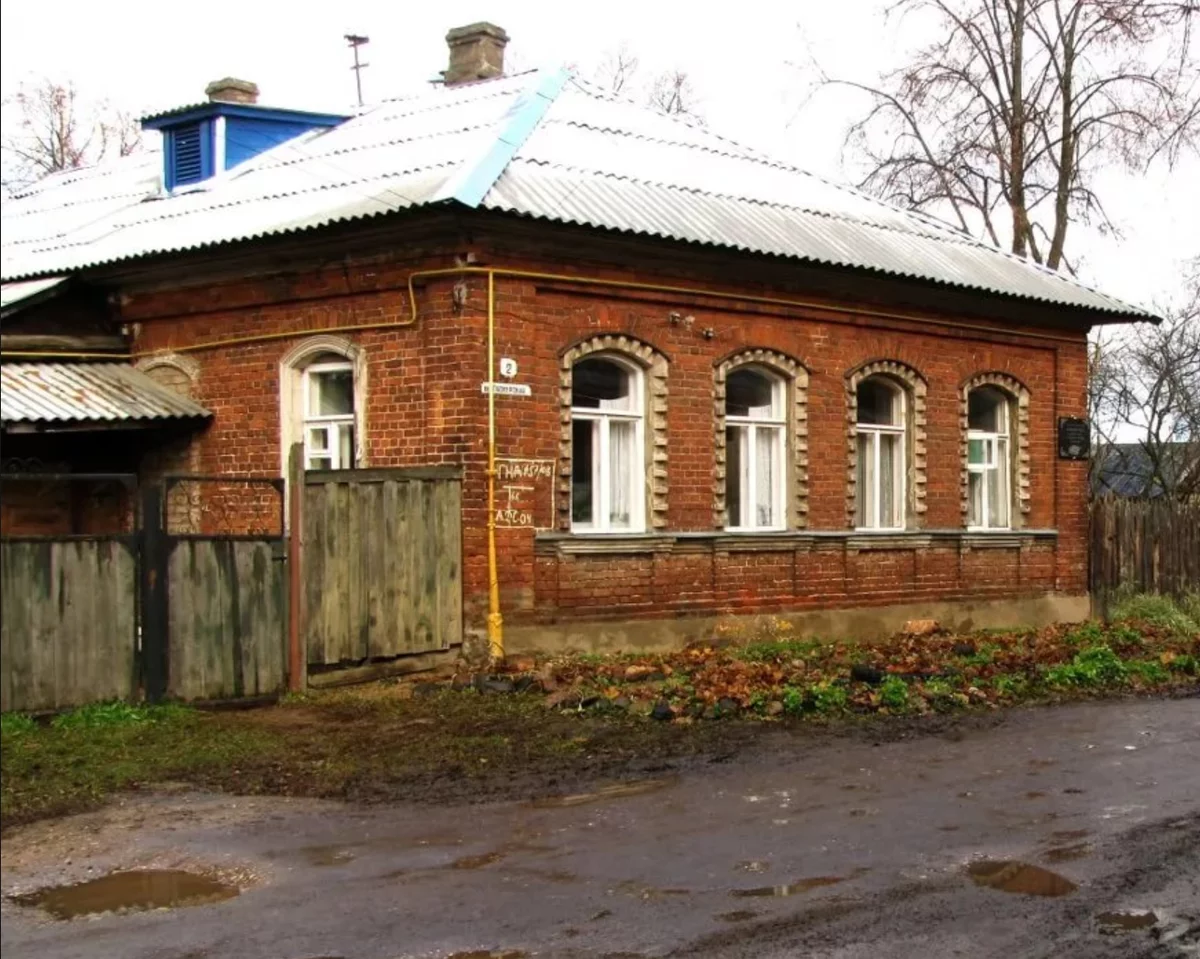 Купить недвижимость в старом. Кирпичный деревенский дом 19 века. Старый кирпичный дом. Старые кирпичные дома. Старинные дома из кирпича.