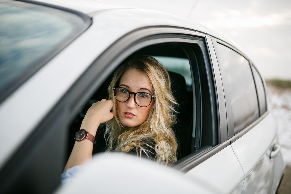 https://cdn.pixabay.com/photo/2018/03/13/12/08/auto-3222366_960_720.jpg