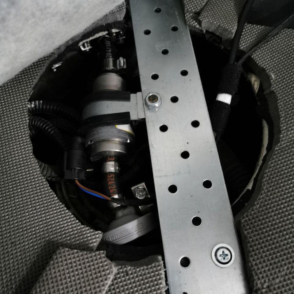 Топливный насос установлен совсем рядом. В Peugeot Boxer есть люк в полу кабины, откуда есть прямой доступ к топливному баку