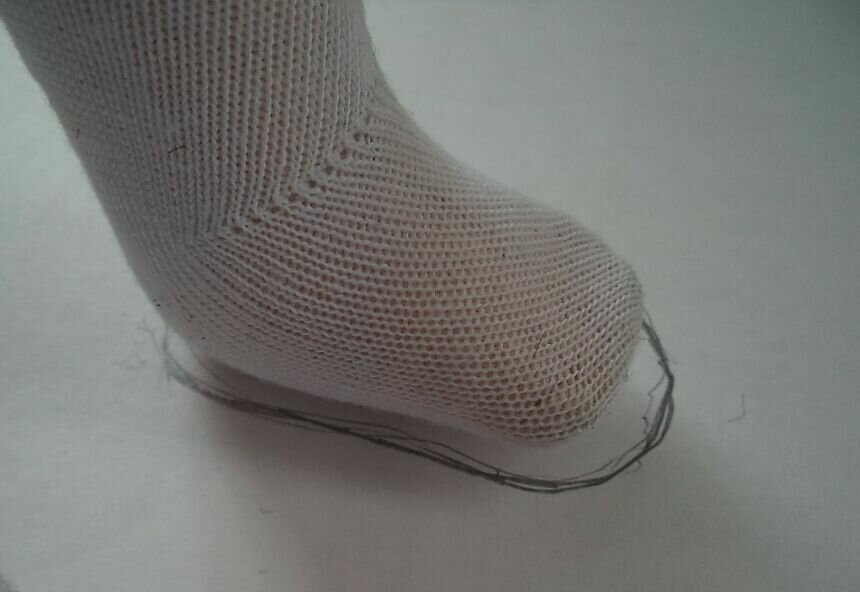 Очерчиваю ножку куклы