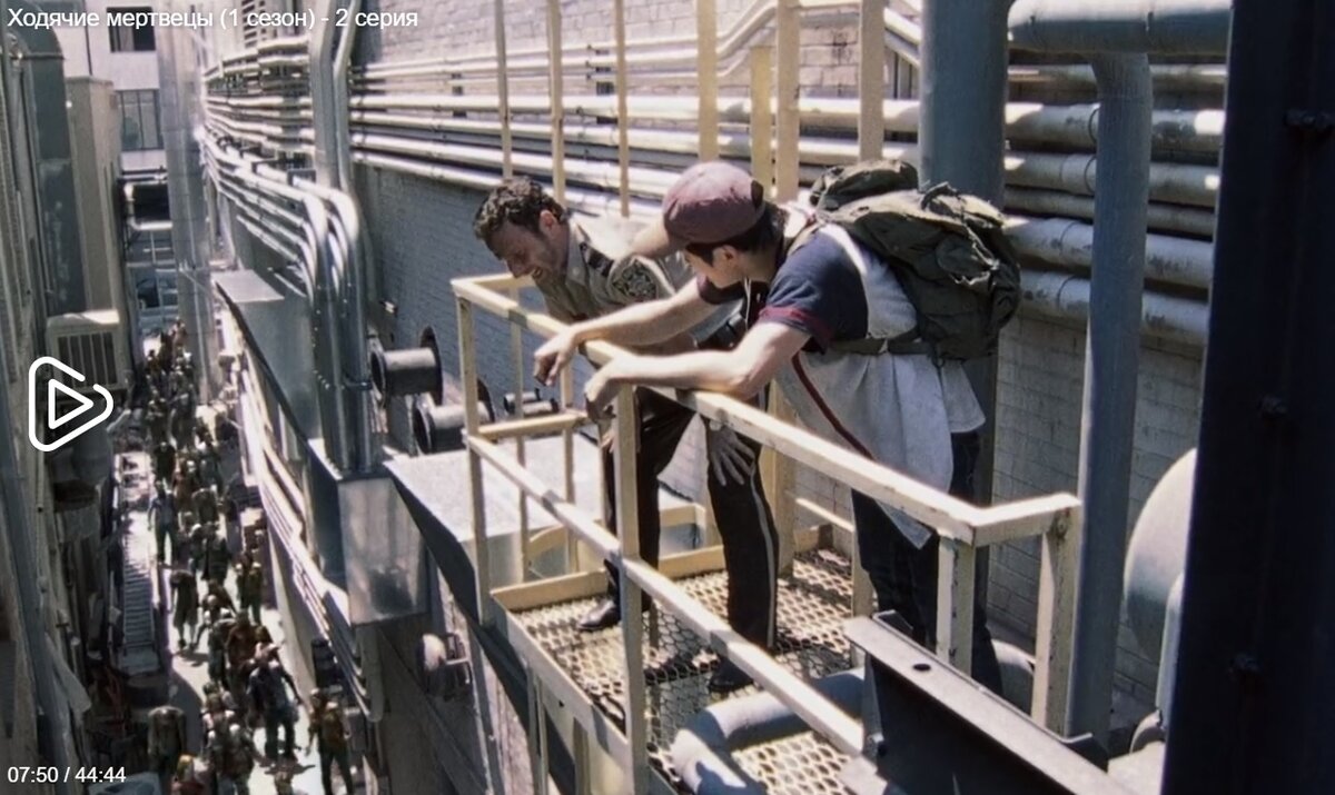 Гленн рискует и спасает Рика из танка, ведет к группе, которая выбралась в город за припасами