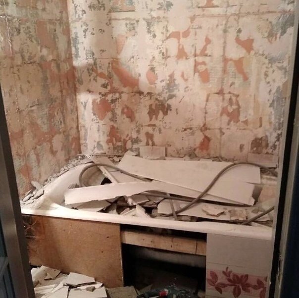 Мужчина разломал всю ванную и сделал огромну душевую. Фото До/После.