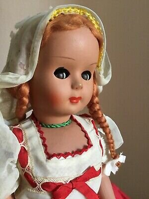 Целлулоидная красотка из 50-х.