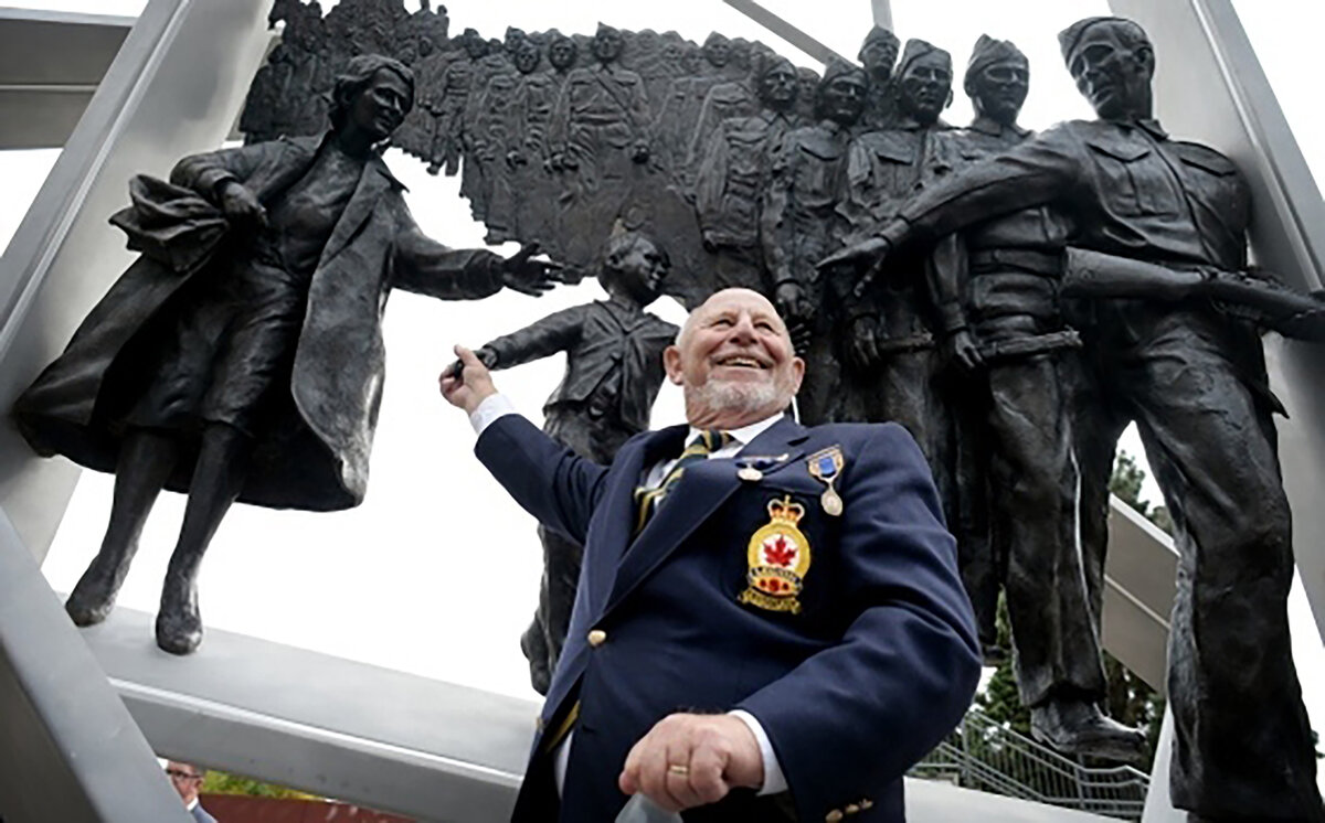 Уоррен Бернард перед бронзовой скульптурой, которая возникла по знаменитой фотографии