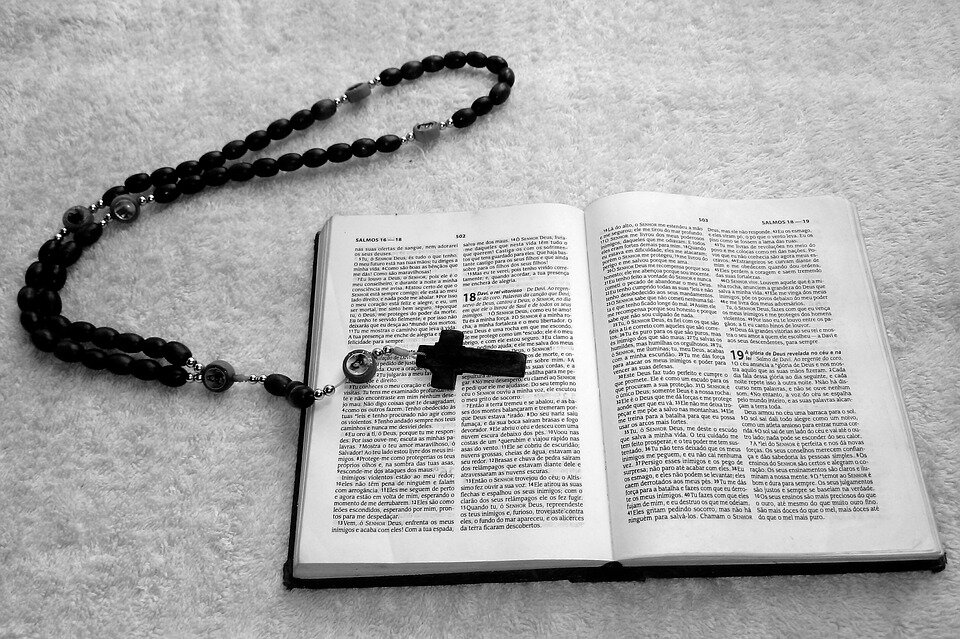 https://pixabay.com/ru/photos/книга-символ-страница-библия-3192019/