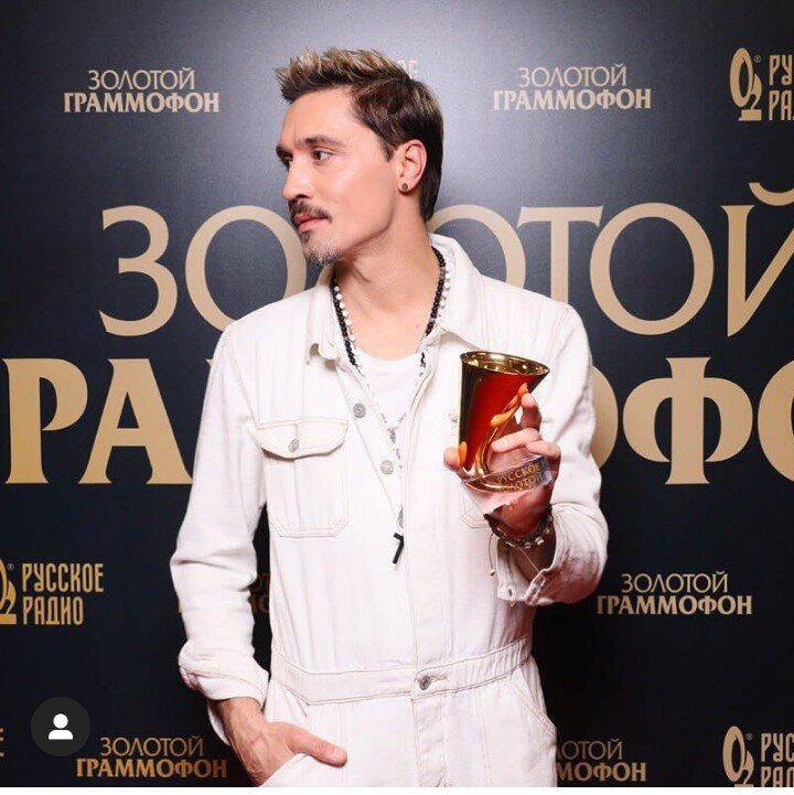 золотой граммофон санкт петербург 2023 дима билан. ваня дмитриенко золотой граммофон 2021. золотой граммофон бикович. выступление jony на золотом граммофоне. декорации золотого граммофона.