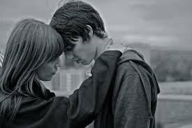 Я очень рано вышла замуж. Ещё на втором курсе университета сыграли свадьбу с первым мужчиной в своей жизни, с которым встречалась. Других у меня не было. Первый — и сразу под венец. Он был старше меня на 9 лет. 
Весь такой положительный и очаровательный. Родители немного сопротивлялись раннему замужеству, но отступили, когда я с пеной у рта доказывала, что люблю его и хочу замуж.
Но семейная жизнь — это семейная жизнь со своими плюсами и, естественно, минусами. Я не могла зависать с подругами ночами напролёт, не могла пойти с ними развлекаться, не ходила на вечеринки, ведь у меня... муж. А он был очень ревнивым. Да и мужика после работы накормить надо. Ещё учёба... Я еле успевала всё делать.
После окончания университета я развелась с ним. Пошла отмечать с сокурсниками в кафе получение диплома, а муж весь следующий день компостировал мозги, что я поступила просто мерзко. Чего тут мерзкого было? Я же не изменяла, по мальчикам не ходила. Сидели в кафе, веселились...
Прошло уже больше пяти лет с того момента. Замуж так и не вышла. А вот мой бывший успел обзавестись недавно новой семьёй. Женился на разведёнке с ребёнком.
И что-то так гадко на душе стало... Чем дольше я живу одна, тем сильнее понимаю, что зря развелась, что зря так поступала с мужем. Возможно, нужно было действительно быть поспокойнее и терпимее к мужу. Всё же мы любили друг друга. Хотя я и до сих пор его в какой-то мере люблю. Глупо? Может быть, но зато честно.