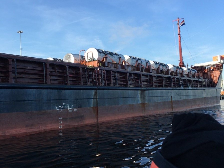 Сухогруз "Михаил Дудин" с рождественскими подарками из Германии. Фото: Twitter, @urantransport