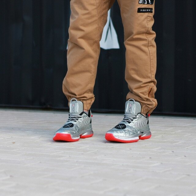  Профессиональные баскетбольные именные кроссовки Li-Ning Way of Wade 7. Как мы с вами знаем, один из топовых игроков NBA, легенда баскетбола Дуэйн Уэйд подписал пожизненный контракт с корпорацией Li-Ning, в результате чего рождаются кроссовочные шедевры - по другому их назвать нельзя. Мне посчастливилось приобрести топовую именную официальную модель баскетболиста WOW 7 VETERAN - и я в полном восторге!