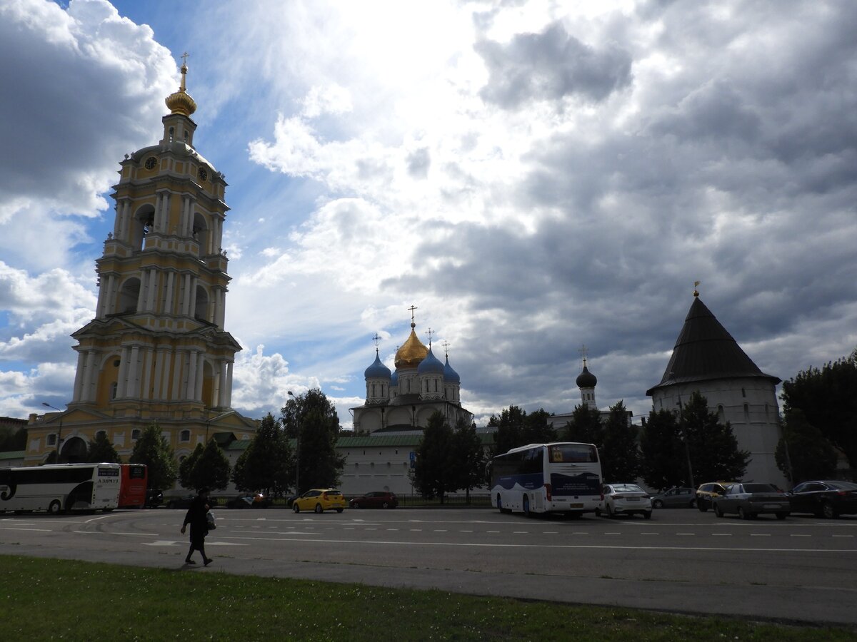 Это общий вид ансамбля со стороны Крестьянской площади. Тут и колокольня, и Спасо-Преображенский собор, видна одна главка Покровского храма, крепостная стена, одна из башен. Всё сейчас в хорошем состоянии, а ведь я помню, как проходила здесь в конце 90-х и видела облезлые купола...