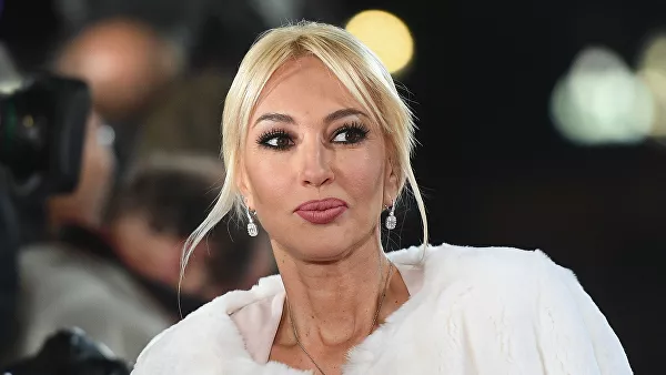  Лера Кудрявцева перенесла срочную операцию по удалению импланта груди. Об этом телеведущая сообщила в своем Instagram.