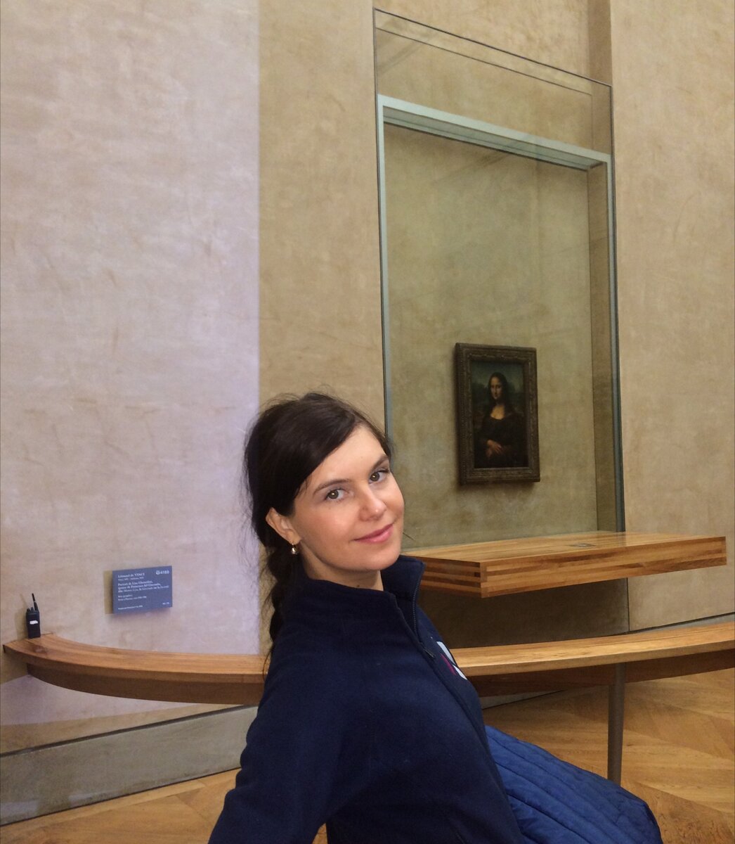 Картину нужно смотреть с 3х ракурсов, слева, справа и по центру 