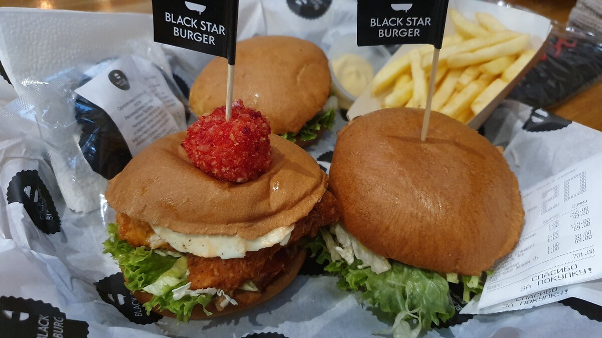 Новогодний бургер слева, обычный - справа