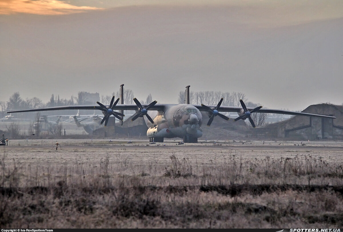 Понемногу светает, и Ан-22 уже хорошо виден-обледенел, покрылся инеем даже