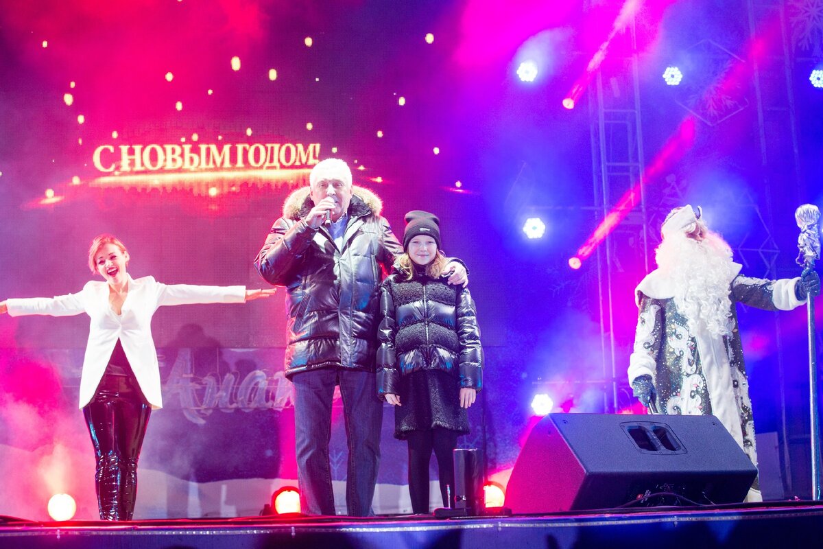 глава Анапы Юрий Поляков с внучкой на главной площади города-курорта