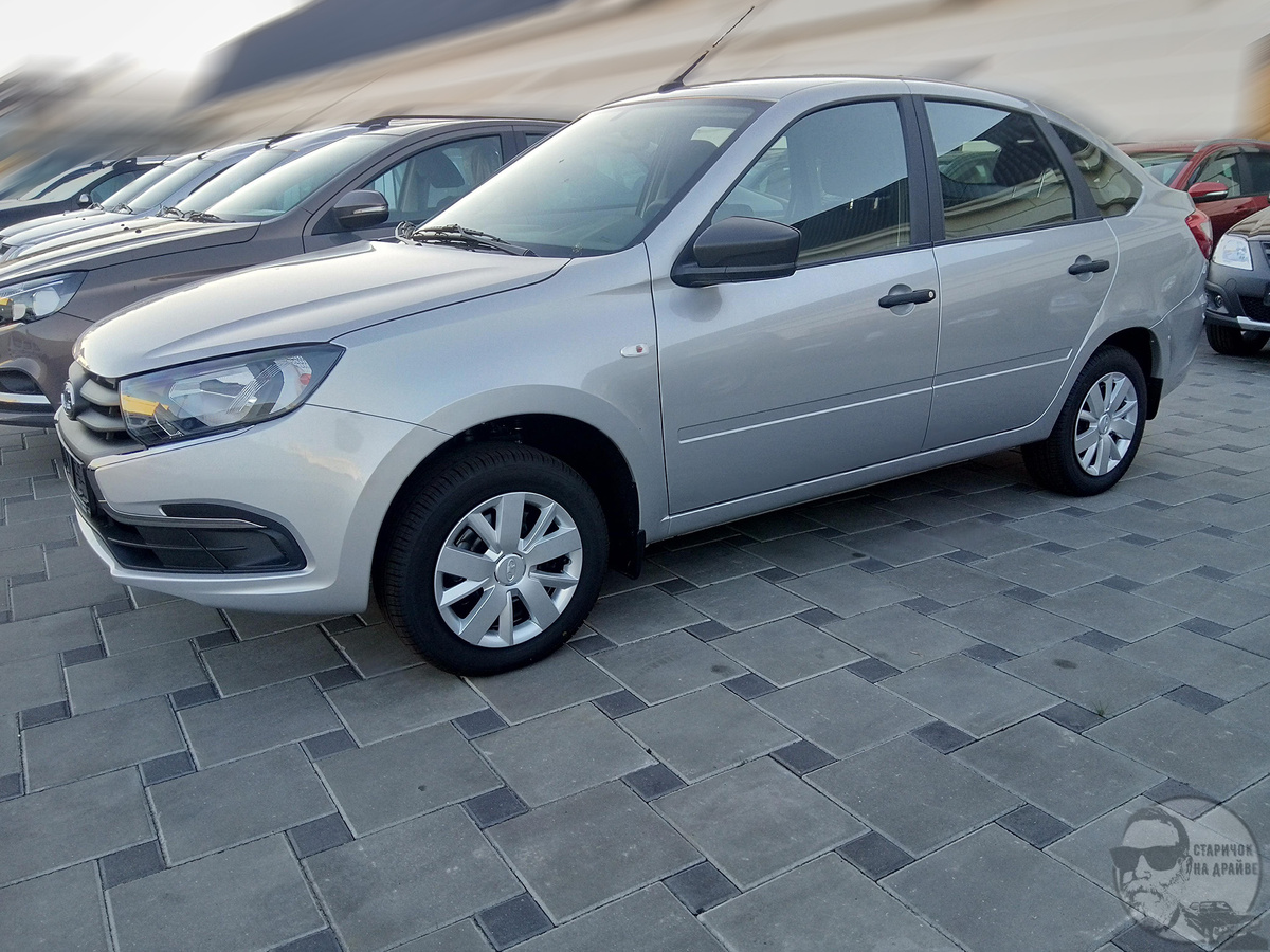 Новенькая Lada Granta, после проведения предпродажной подготовки, ожидает своего владельца. 