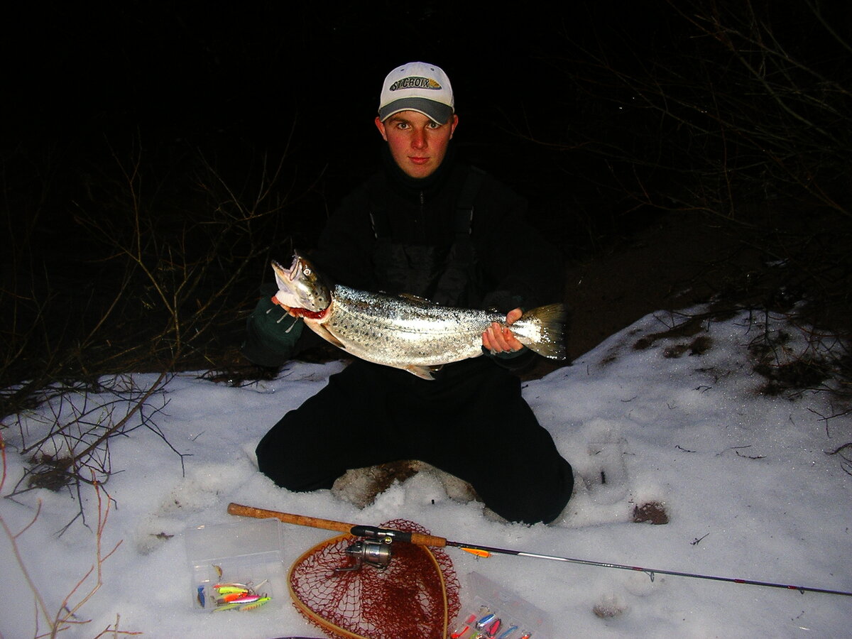 Этому фото больше 15 лет. Один из первых комплектов моих вейдерсов были неопреновые от Abu Garcia на пару размеров больше, чем тербовалось.
