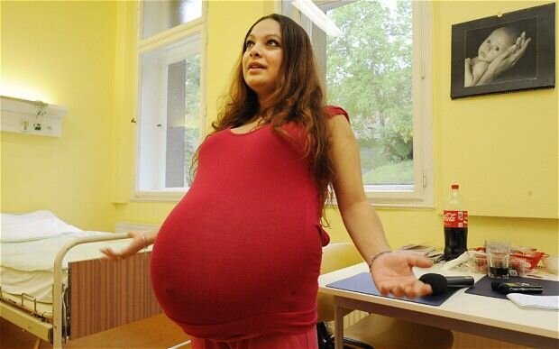Может ли женщина забеременеть, будучи уже беременной?

Женщины могут забеременеть, будучи уже беременными, хотя случается это очень редко. Подобные случаи врачи выявляют, когда при рождении двойни второй ребёнок выглядит недоношенным. После анализов можно определить время с момента зачатия каждого новорожденного, и разница иногда достигает трёх-четырёх недель. В 1960 году один из акушеров Балтимора заявил, что выявил двухмесячный промежуток в зачатии двух родившихся мальчиков по рентгеновским снимкам их бедренных костей.
