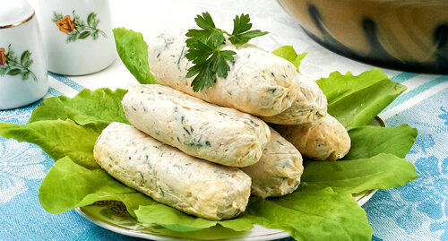 1. Хот-дог с домашними, куриными сосисками.  Вам понадобятся: куриное филе (250-300 г.), куриные яйца (2шт.), стакан  овсяной (или цельнозерновой муки), пшеничные отруби (30-50 грамм),  обезжиренный творог (100-150 грамм), чеснок, любая зелень, разрыхлитель  (1 чайная ложка), соль, специи. Готовим булочки:  смешиваем муку, одно яйцо, творог, отруби, разрыхлитель и специи (на  ваш выбор). Из полученного теста лепим булочки, делаем в них разрез для  начинки и выпекаем при температуре в 180 градусов. Примерное время  приготовления: 15-20 минут. Готовим сосиски:  измельченное филе курицы, одно яйцо, чеснок и зелень смешиваем при  помощи блендера. Полученный фарш разделяем на несколько частей (примерно  7-8), затем лепим сосиски и плотно обматываем каждую заготовку пищевой  пленкой (не забыть хорошенько завязать краешки). Кладем сосиски в  кипящую воду и варим около 15-20 минут. Для начинки хот-дога  можно использовать листья салата, помидоры, огурцы, репчатый лук,  домашний томатно-чесночный соус (готовится при помощи блендера), а также  горчицу и другие натуральные ингредиенты.