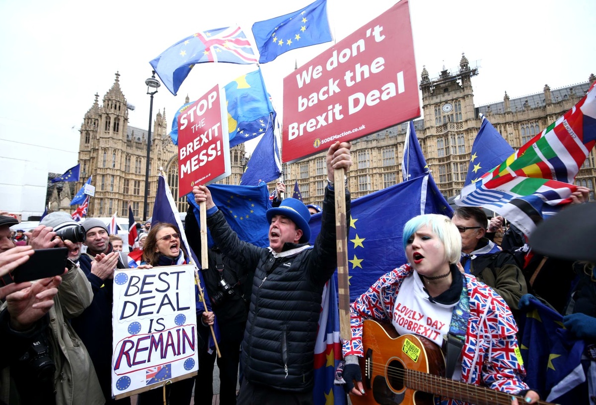 Даже после Brexit на улицах Британии можно встретить сторонников Евросоюза, демонстрирующих своё неодобрение по поводу выхода из ЕС.