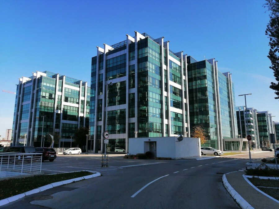 В стеклобетонных кубиках разместились офисы многих строительных компаний и корпораций.
