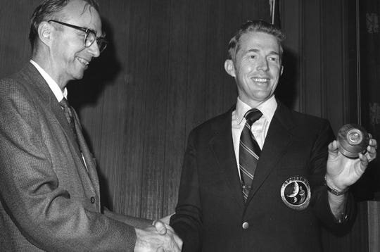 Астронавт Стюарт Руса с семенами лунных деревьев. Источник изображения: 