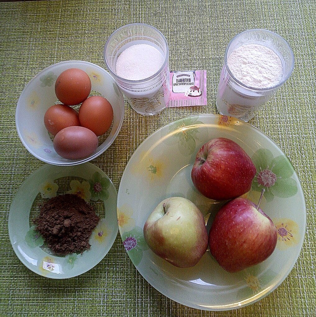 Мука - 1стакан (150г); Сахар - 2/3 сакана (160г); Яйца - 4шт.; Яблоки кисло-сладкие - 3шт.; Ванилин - 1г; Корица - 10г ( можно и не использовать, дело вкуса).