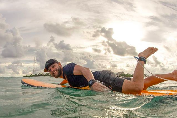 Когда я сам впервые пошел кататься, то просто греб в океане 45 минут. Вышел и подумал: «Черт, как же было классно, хочу еще!».
