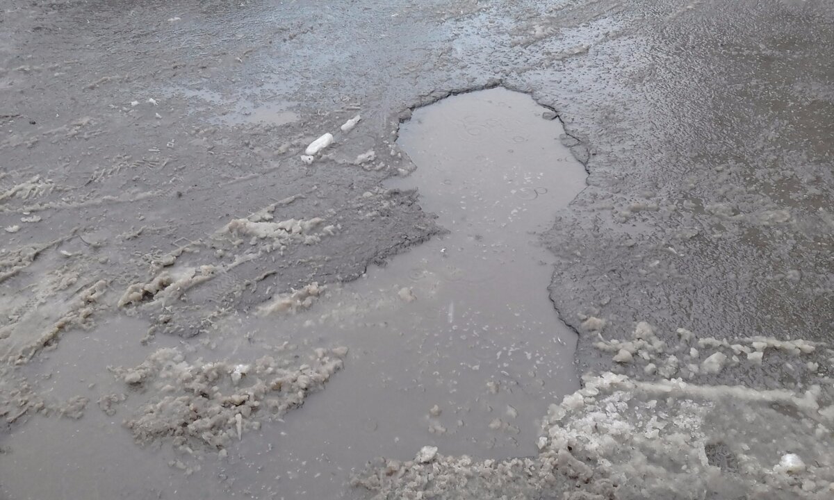 Март приходит и уходит, а дырка на дороге, к сожалению, остаётся. 