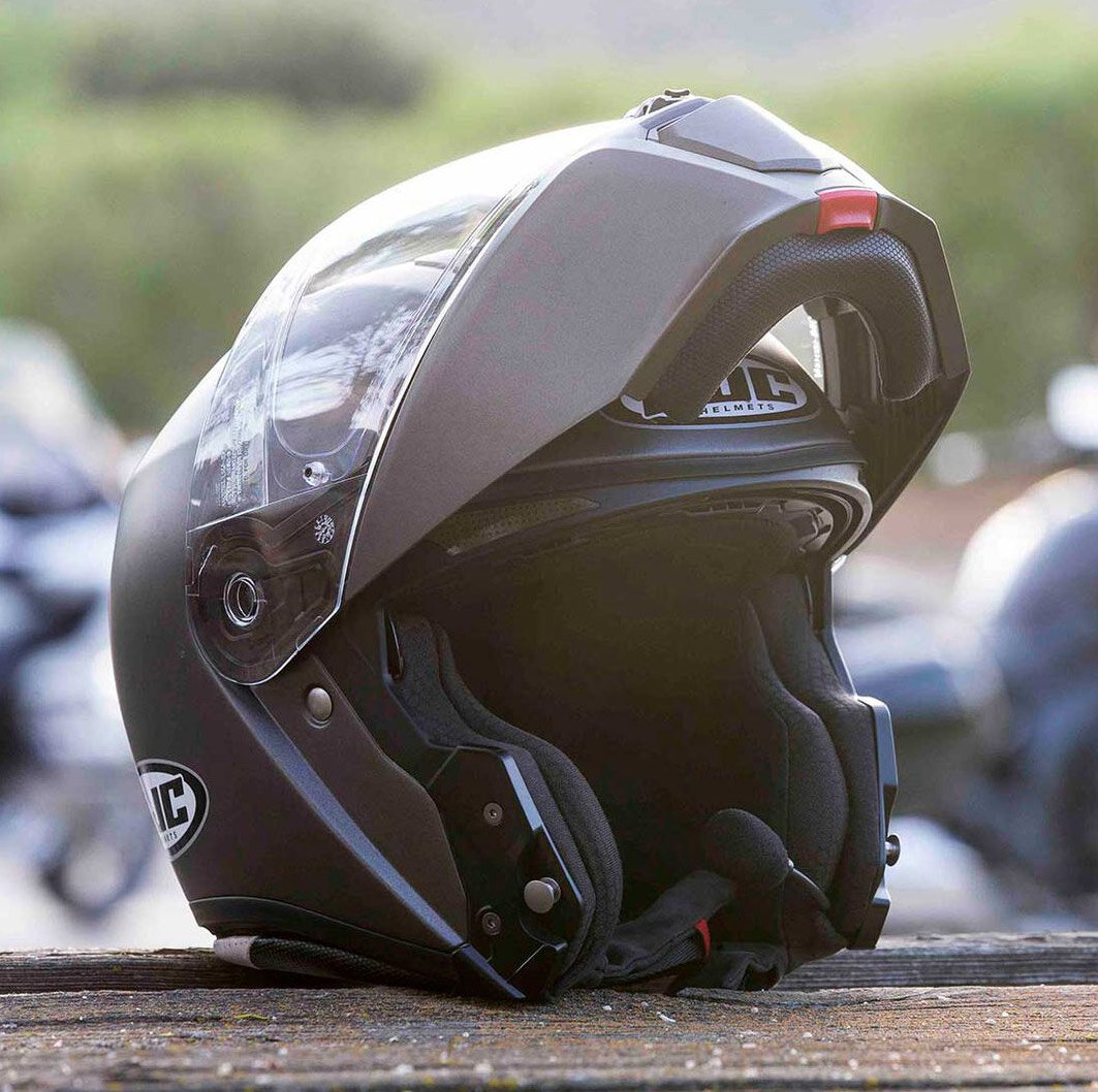 Открытый клапан на фронтальном воздухозаборнике позволяет воздуху попадать в вентиляционное отверстие на верхней части шлема, когда челюстная часть поднята. 