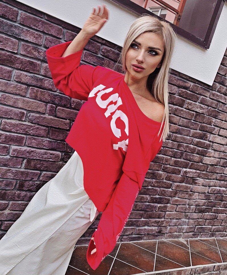 Вы замечали, что часть женщин после 40 ( иногда и после 25) превращаются в тёток? Почему?..Это возраст самого сока, расцвета, это молодость. И морщин вроде нет, и аккуратненькая, вся с иголочки. И все продумано- туфли под сумку, серьги под кольца( ❌)....А не складывается пазл...                                                                                                   Актуальность-именно то, что молодит и старомодность- именно то, что делает самую красивую моложавую девушку тетей.. Как только женщине перестают нравиться новые веяния-«фу, надела платье под кроссовки», « ужас этот оверсайз» , « о, эти брови» ...Все... -«тетка»...
Если в 20 ты что ни надень и ни сделай, у тебя на лбу написано , что тебе 20( что с тебя взять 🤪)...То в 40 ты обязана любить новое ( модное), даже если ты классика, она тоже должна быть актуальной.
Я сейчас говорю не об ухоженности...это само собой.
Модная стрижка, актуальный крой одежды. Не бойтесь экспериментировать, чтобы показать своё я. Если делаете наращивание, то максимально естественное. И , конечно, макияж, он первый выдаёт возраст, если неактуальный. ✅
А вы считаете, что выдаёт возраст?
